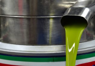 Ωρωπός: Επιτήδειοι πουλούσαν ηλιέλαιο με χρωστικές για ελαιόλαδο – Κινδύνεψε οικογένεια