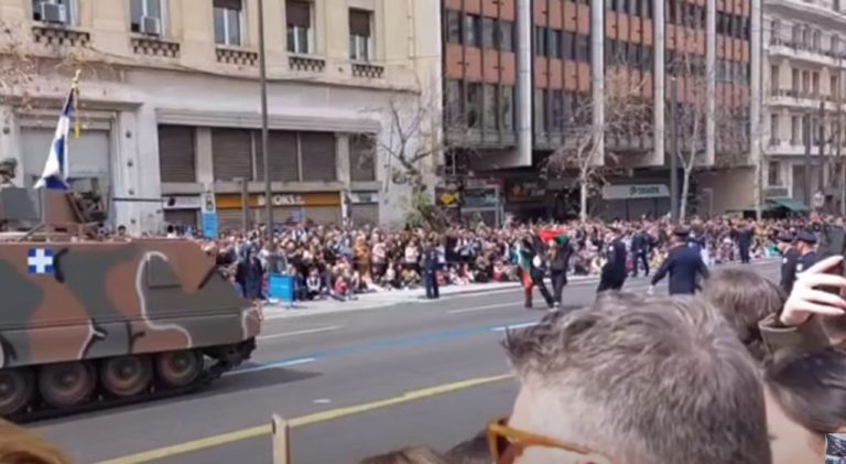 25η Μαρτίου: 8 προσαγωγές στην παρέλαση – Μπήκαν με παλαιστινιακές σημαίες μπροστά σε άρμα