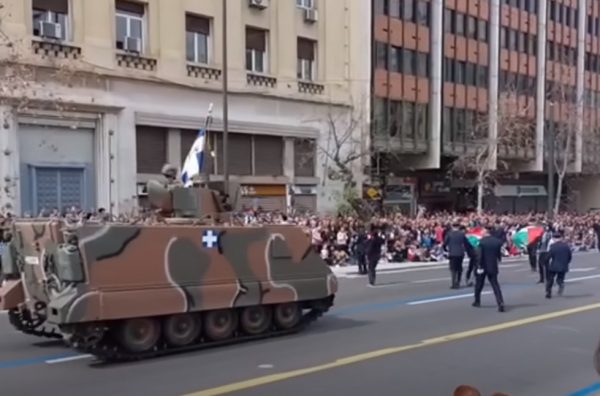 Στρατιωτική παρέλαση: Ελεύθεροι οι διαδηλωτές που μπήκαν με σημαίες της Παλαιστίνης μπροστά στα τανκς