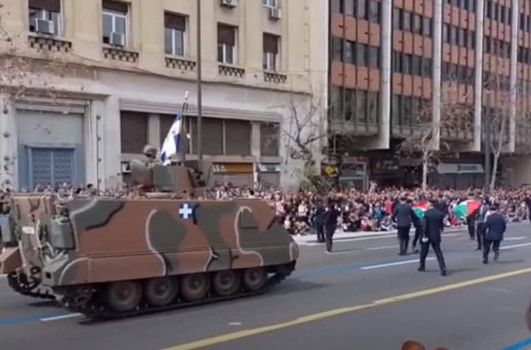 Στρατιωτική παρέλαση: Ελεύθεροι οι διαδηλωτές που μπήκαν με σημαίες της Παλαιστίνης μπροστά στα τανκς