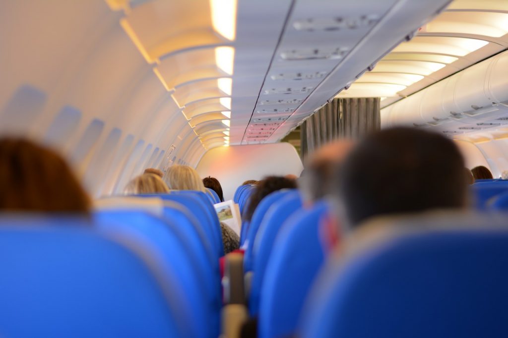 Θεσσαλονίκη: Χειροπέδες σε δύο επιβάτες αεροπλάνου – Ο ένας κάπνιζε και ο δεύτερος αρνούνταν να φορέσει ζώνη