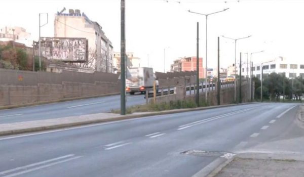 Πειραιάς: Μάχη για τη ζωή της δίνει η γυναίκα που παρασύρθηκε από φορτηγό