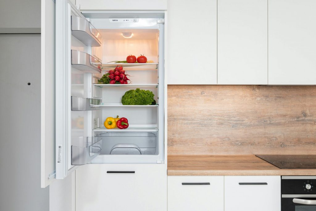 Καθάρισε το ψυγείο σου εύκολα και… οικονομικά