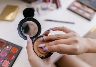 Αντηλιακές πούδρες με χρώμα: Οι 4 αγαπημένες μας κοστίζουν κάτω από 25 ευρώ