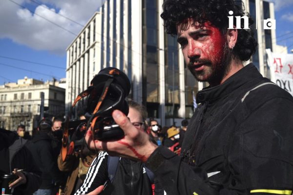 Σοβαρά επεισόδια μεταξύ φοιτητών και αστυνομικών στο Σύνταγμα – Τραυματίστηκαν φοιτητές