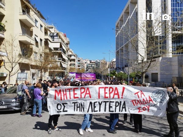 Πλήθος κόσμου έξω από το ΜΟΔ – Με χειροκροτήματα υποδέχτηκαν την απόφαση για την υπόθεση των Σεπολίων