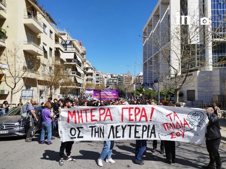 Πλήθος κόσμου έξω από το ΜΟΔ – Με χειροκροτήματα υποδέχτηκαν την απόφαση για την υπόθεση των Σεπολίων