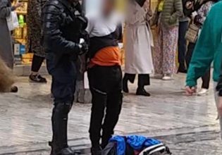 Επίθεση στην Ερμού: Μπαίνει εσπευσμένα στο χειρουργείο η 22χρονη – Βίντεο ντοκουμέντο με τον δράστη