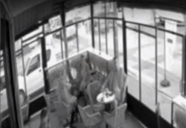 Σεισμός: Η στιγμή που ο Εγκέλαδος «χτυπά» την Ηλεία – Θαμώνες τρέχουν σε καφετέρια