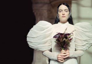 Τι κρύβεται πίσω από τα αριστουργηματικά κοστούμια της Έμμα Στόουν στο Poor Things;