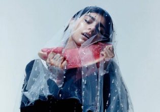 Η Μία Καλίφα φωτογραφίζεται για την καμπάνια «Freedom 4 Palestine» – Όλα τα έσοδα θα διατεθούν για τη Γάζα