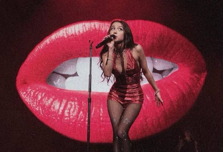 Είδωλο της ποπ μοιράζει δωρεάν «χάπια της επόμενης ημέρας» σε συναυλία της στο Μιζούρι