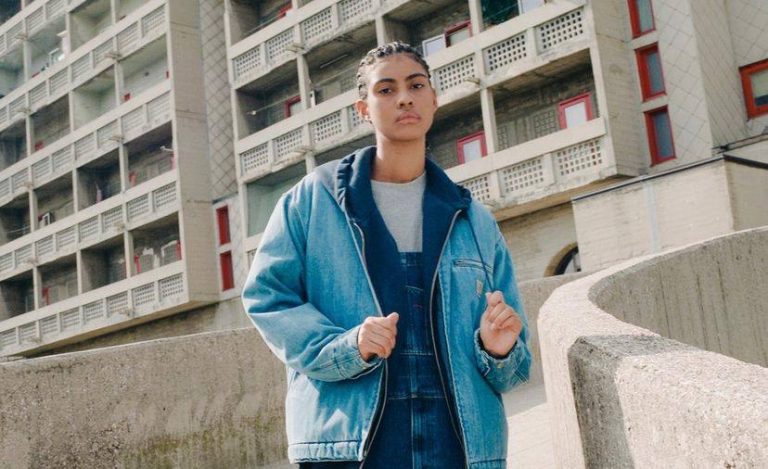 Πώς η Carhartt έφτασε από τα αλώνια της Αμερικής στα σαλόνια του Παρισιού