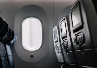 Αεροπλάνο: Ο απίστευτος λόγος που τα παράθυρα έχουν μικροσκοπικές τρύπες