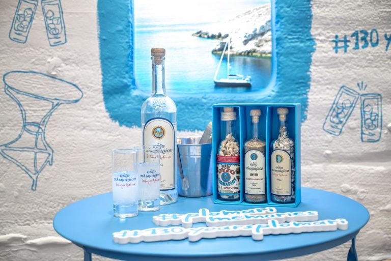 Το Ούζο Πλωμάρι κλείνει τα 130 χρόνια και μας ταξιδεύει στις πιο όμορφες αναμνήσεις της ζωής μας