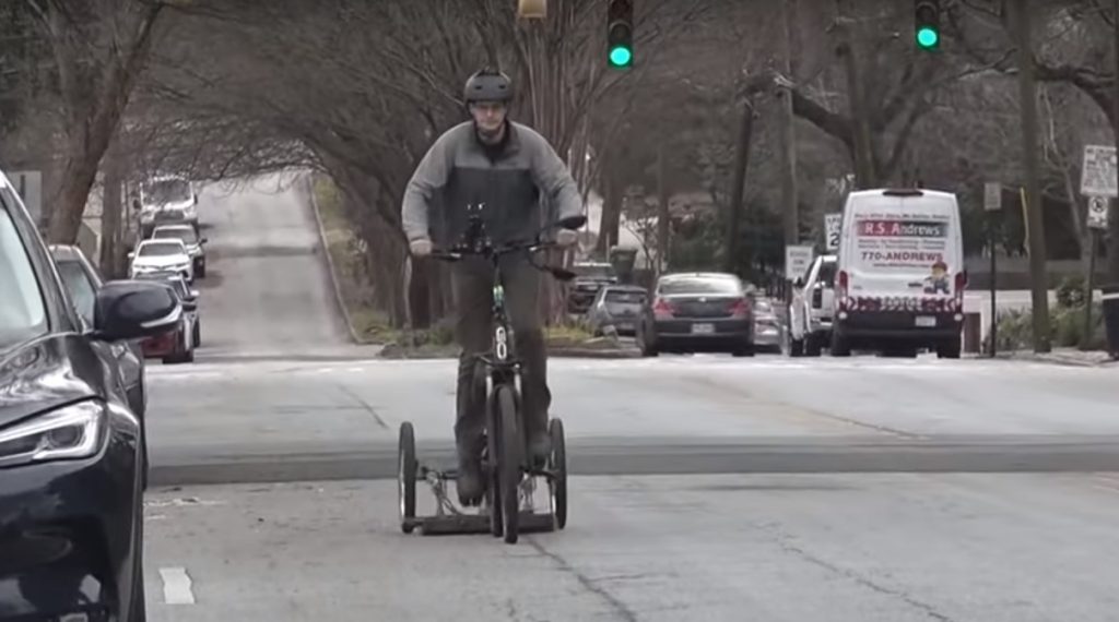 «Άνθρωπος – μαγνήτης» κάνει ποδήλατο καθαρίζοντας τους δρόμους από μέταλλα