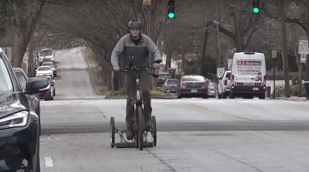 «Άνθρωπος - μαγνήτης» κάνει ποδήλατο καθαρίζοντας τους δρόμους από μέταλλα
