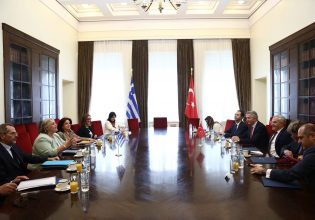 Βήμα σημειωτόν στον πολιτικό διάλογο – Τι συζήτησαν Παπαδοπούλου – Ακτσαπάρ