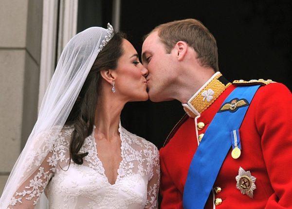 Ο πρίγκιπας Γουίλιαμ με την Κέιτ Μίντλετον στον γάμο τους