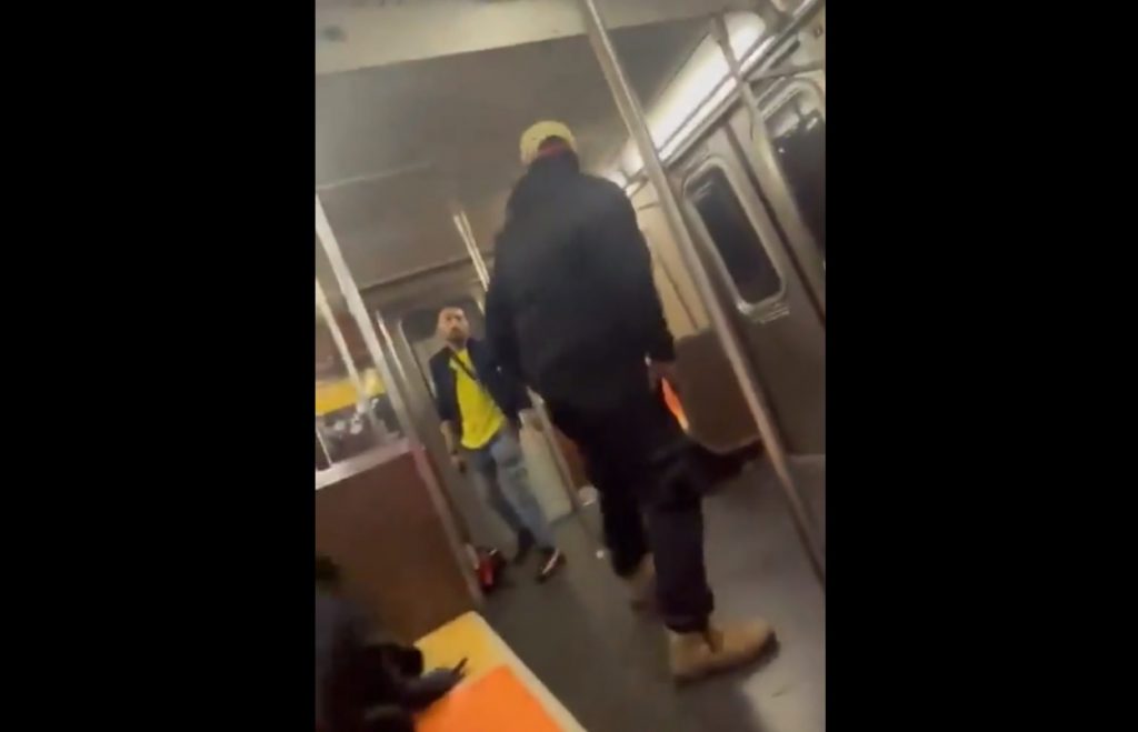 Σοκαριστικό βίντεο από πυροβολισμούς σε μετρό της Νέας Υόρκης – Ένας τραυματίας