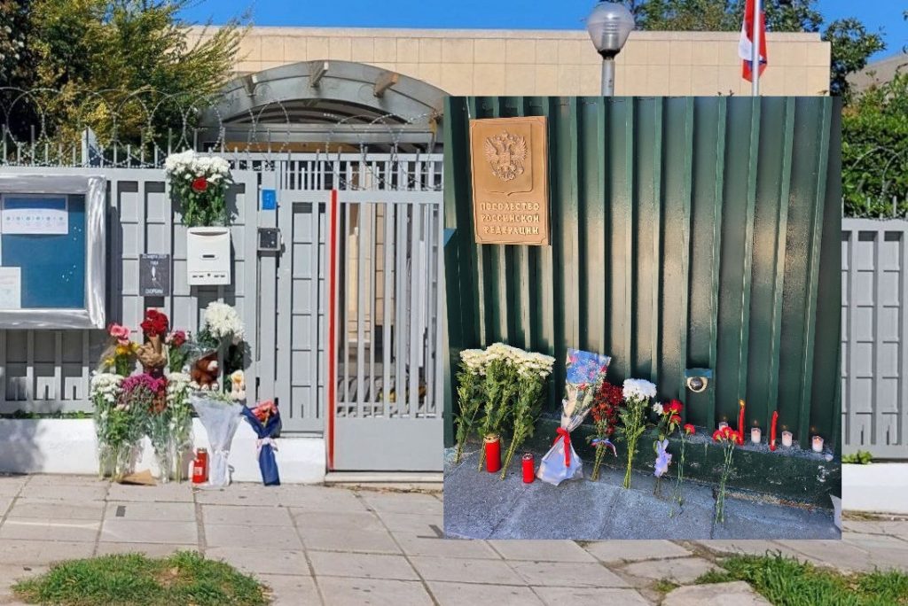 Μακελειό στη Μόσχα: Λουλούδια έξω από τη Ρωσική Πρεσβεία στην Αθήνα – Ανοίγει ηλεκτρονικό βιβλίο συλλυπητηρίων