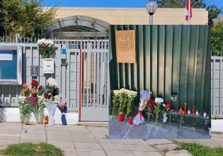 Μακελειό στη Μόσχα: Λουλούδια έξω από τη Ρωσική Πρεσβεία στην Αθήνα – Ανοίγει ηλεκτρονικό βιβλίο συλλυπητηρίων