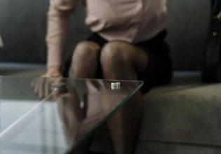 Έβλεπα τον θεραπευτή μου εβδομαδιαία για δύο χρόνια. Τότε, μου αποκάλυψε ότι με παρακολουθούσε