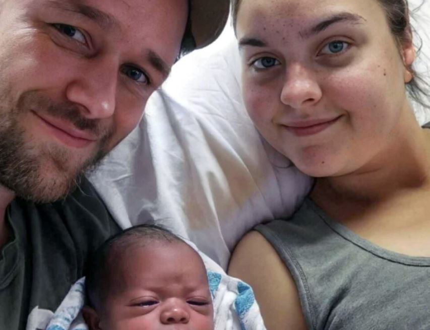 Η μαμά και ο μπαμπάς είναι λευκοί και το μωρό μαύρο - Μια είδηση που έγινε viral για τους λάθος λόγους