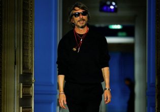 Ο δημιουργικός διευθυντής του Valentino αποχωρεί μετά από 25 χρόνια