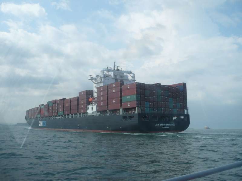Ερυθρά Θάλασσα: Οι Χούθι λένε πως έβαλαν στο στόχαστρο αμερικανικό πλοίο με εμπορευματοκιβώτια