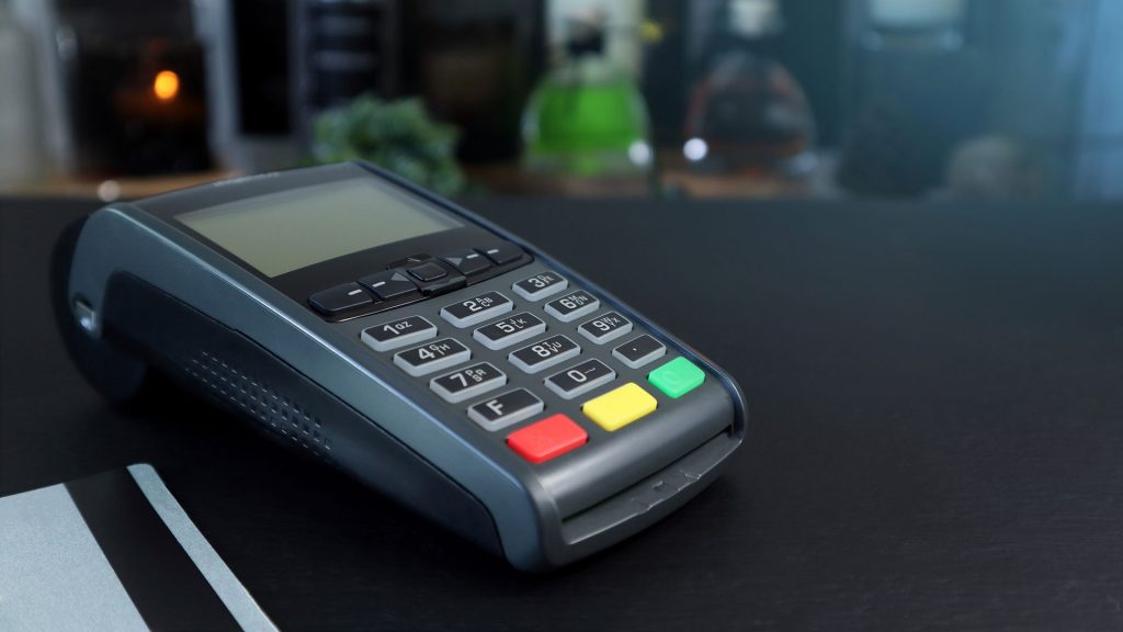 ΑΑΔΕ: 136.673 email σε επαγγελματίες κι επιχειρήσεις για τη διασύνδεση ταμειακών – POS