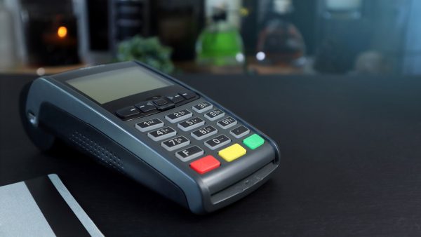 ΑΑΔΕ: 136.673 email σε επαγγελματίες κι επιχειρήσεις για τη διασύνδεση ταμειακών – POS