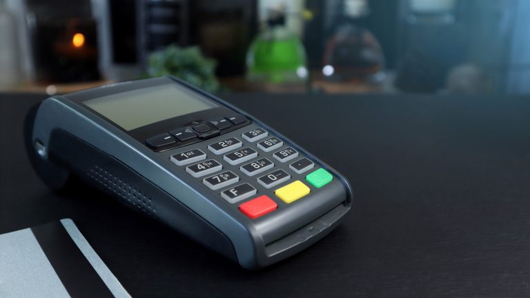 ΑΑΔΕ: 136.673 email σε επαγγελματίες κι επιχειρήσεις για τη διασύνδεση ταμειακών – POS