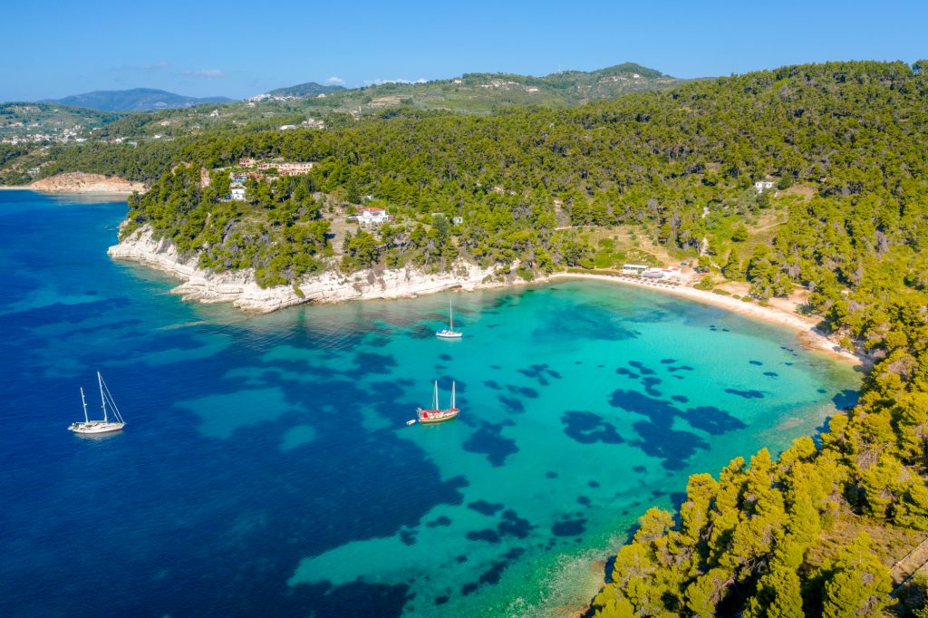 Le Figaro: Το νησί που βρίσκεται στην κορυφή των εναλλακτικών προορισμών της Ελλάδας για το 2024