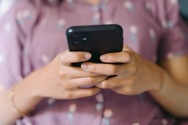 Apple: Η μεγάλη αλλαγή που ετοιμάζει στις οθόνες των iPhone