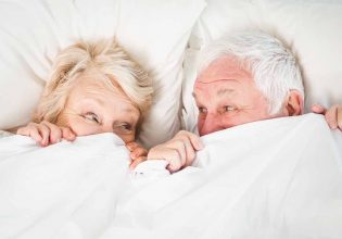 Οχι, το σεξ δεν κόβεται στην τρίτη ηλικία