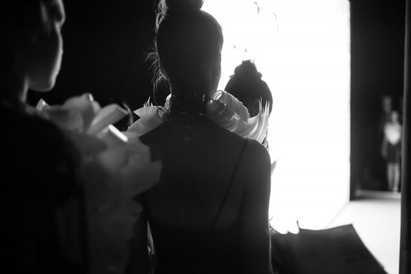 Μαύρο κραγιόν, καφέ eyeliner: Τα… σκοτεινά beauty trends της Παρισινής Εβδομάδας Μόδας