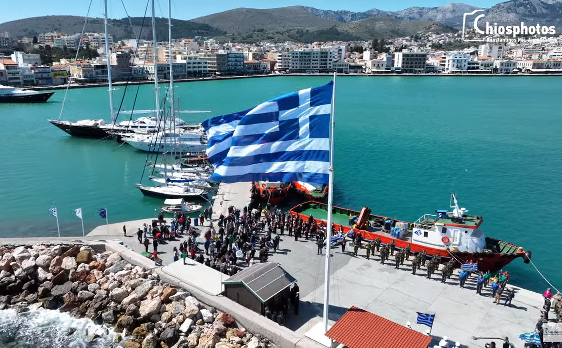 Επέτειος 25ης Μαρτίου: Υψώθηκε τεράστια ελληνική σημαία στο λιμάνι της Χίου - Δείτε βίντεο