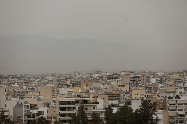 Η αφρικανική σκόνη «πνίγει» τη χώρα: Πότε υποχωρεί, πότε έρχεται νέα «εισβολή» – SOS επιστημόνων