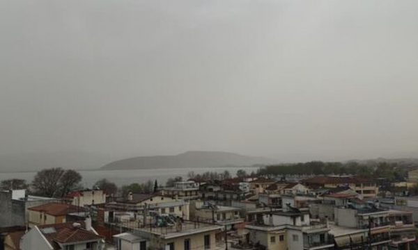 Αφρικανική σκόνη: Κάλυψε το λεκανοπέδιο Ιωαννίνων – Αποπνικτική η ατμόσφαιρα