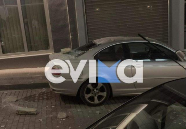 Χαλκίδα: Βαριά κομμάτια σοβά έπεσαν σε σταθμευμένα αυτοκίνητα - Από τύχη δεν υπήρξαν τραυματισμοί