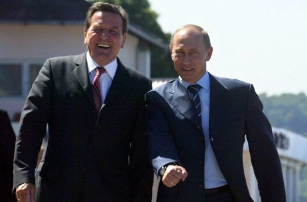 Σρέντερ: Η Δύση να διαπραγματευτεί με τον Πούτιν – «Συνεργαστήκαμε με λογική πολλά χρόνια»