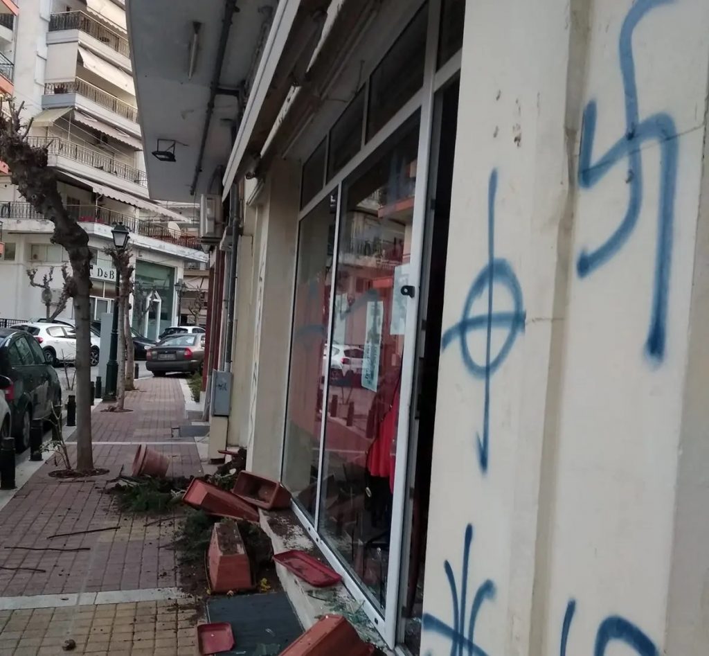 Έβαψαν σβάστικες και έσπασαν τζαμαρία «λαϊκή βιβλιοθήκη» στη Θεσσαλονίκη
