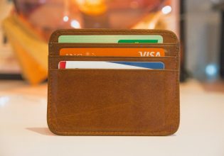 Visa – Mastercard υποχρεώνονται να μειώσουν τις προμήθειες σε εμπόρους