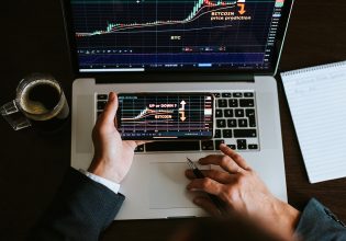 Κρυπτονομίσματα: Σε κρίσιμο σταυροδρόμι το Bitcoin μετά το ξέφρενο ράλι [γράφημα]