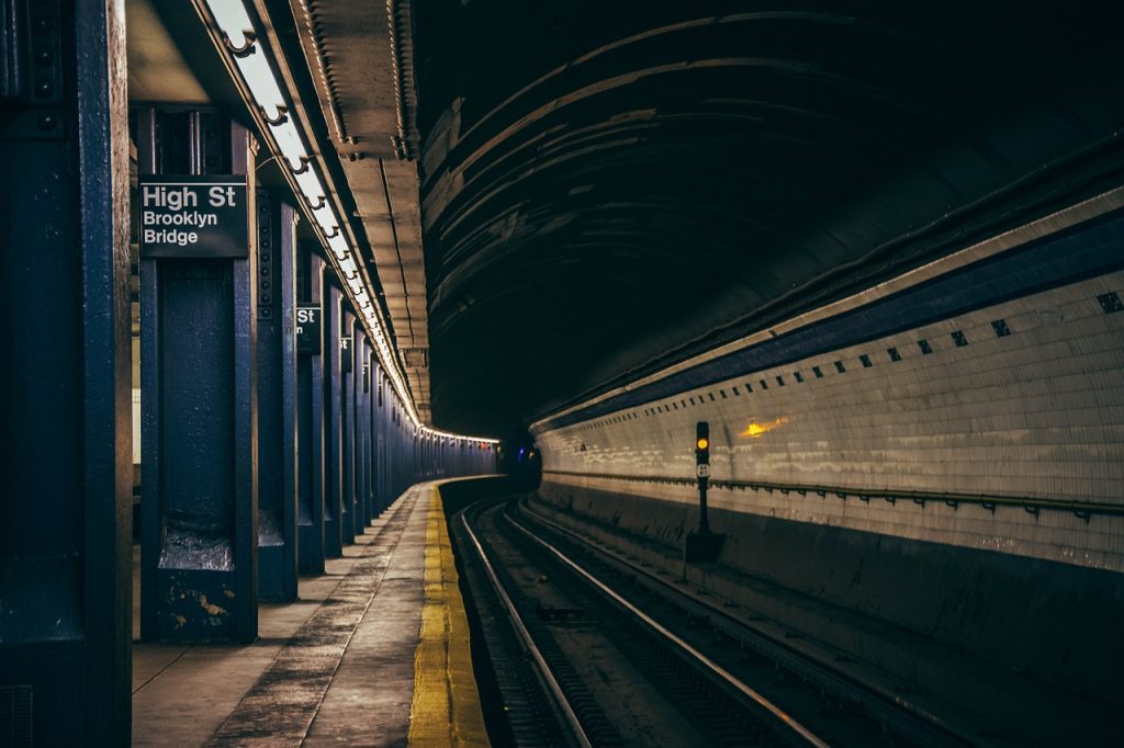 Νέα Υόρκη: Επιβάτης του μετρό σκοτώθηκε πέφτοντας στις ράγες μετά από επίθεση άντρα