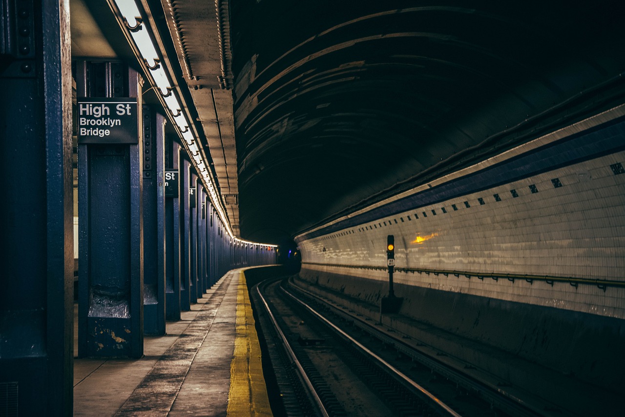 Νέα Υόρκη: Επιβάτης του μετρό σκοτώθηκε πέφτοντας στις ράγες μετά από επίθεση άντρα