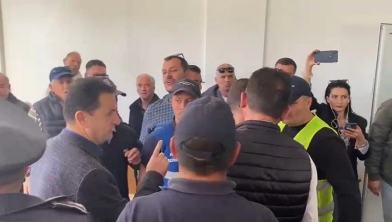 Χειμάρρα: Διορισμός νέου δημάρχου εν μέσω εντάσεων – Πυρ και μανία οι κάτοικοι κατά του νέου Περιφερειάρχη