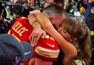 Η Τέιλορ Σουίφτ γράφει τραγούδια για τον Travis Kelce