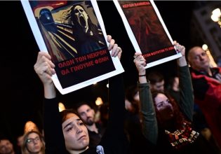 Φουσκώνει η οργή για το έγκλημα των Tεμπών, απειλεί το μπαζωμένο ρέμα ευθυνών, τα βάζουν τώρα με τις μάνες των νεκρών